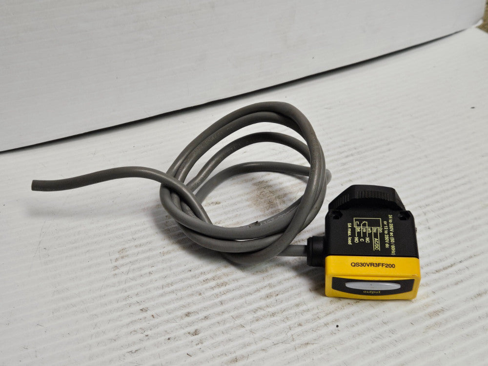 BANNER PHOTOELECTRIC SENSOR QS30VR3FF200 24-250VAC 12-250VDC - USED