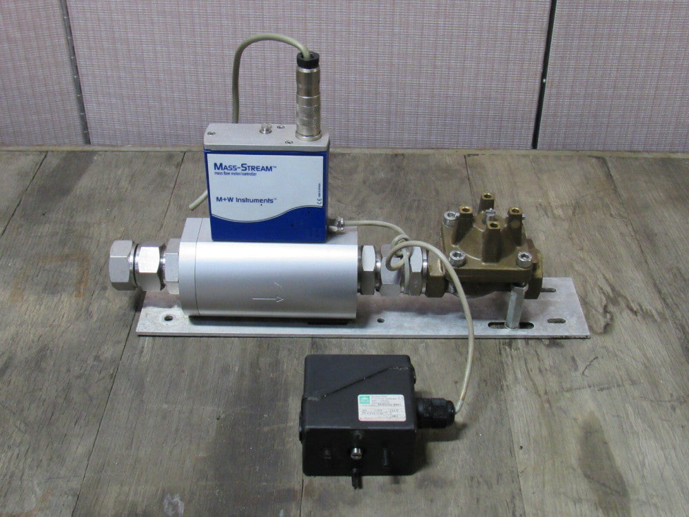 M+W INSTRUMENTS MASS STREAM MASS FLOW CONTROLLER ASSEMBLY W/ 8590202.9651 24V