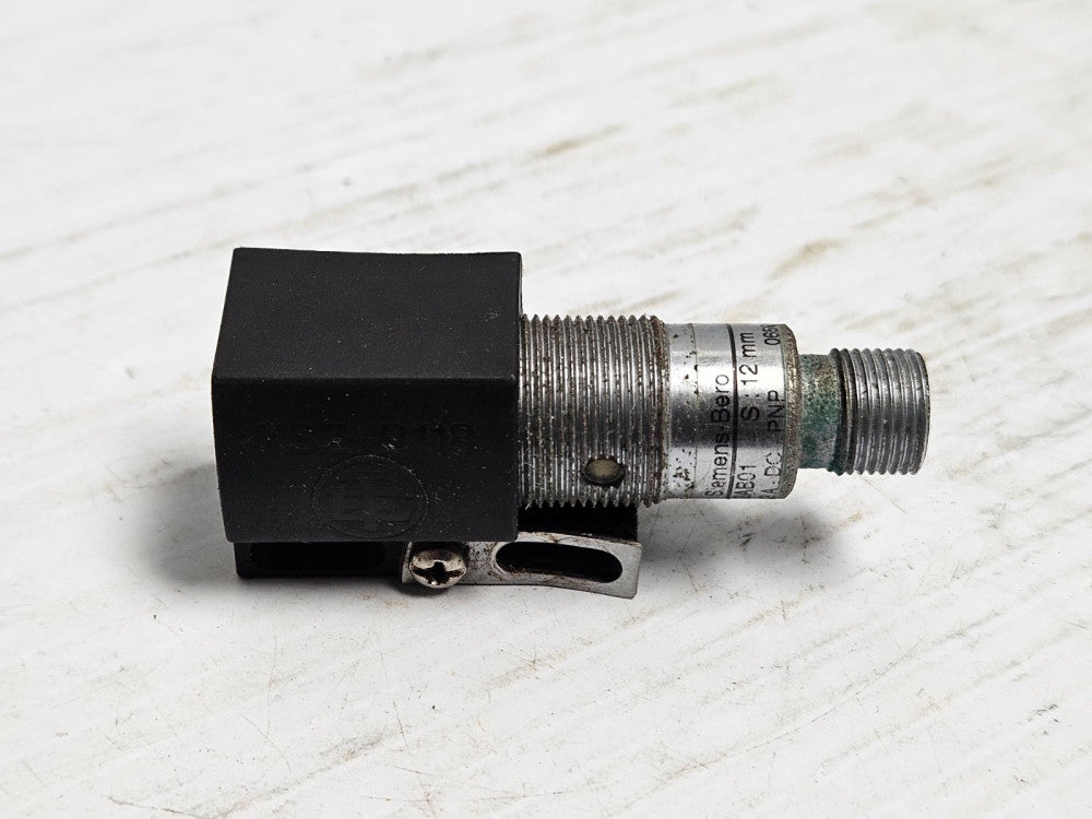 Siemens Proximity Switch Sensor 3RG4613-3AB01 W/ XSZ-B118 - Used