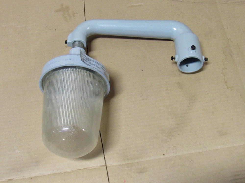Crouse-Hinds Cooper Vapogard Lamp Light Fixture VDA22 120V 200W Type A23