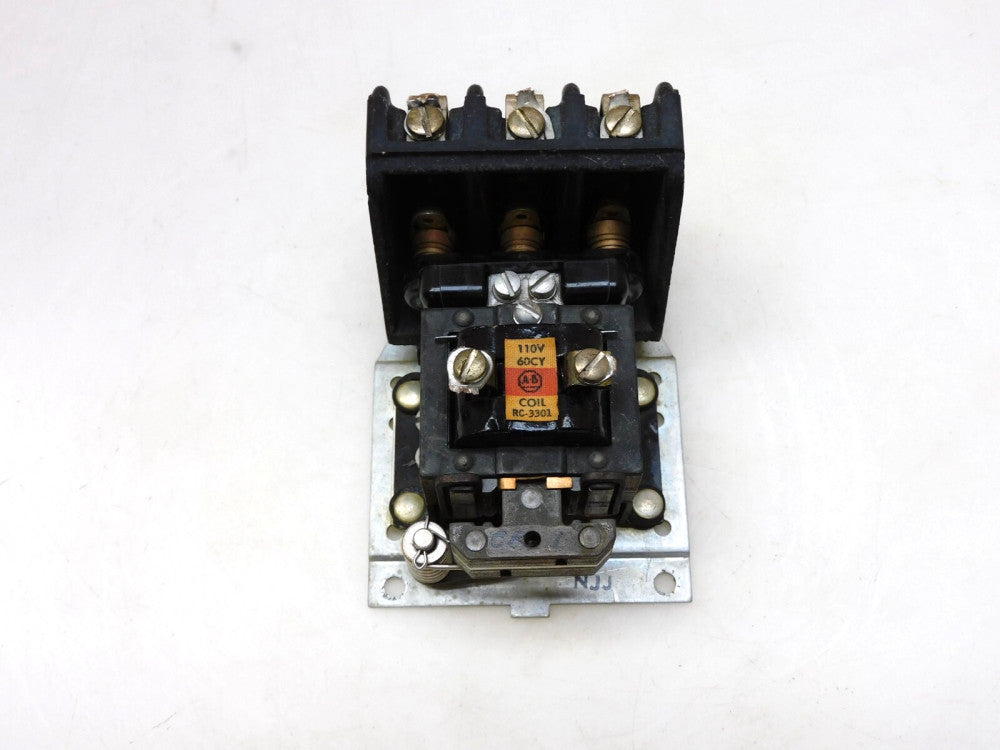 ALLEN BRADLEY BULLETIN 702 CONTACTOR RELAY SIZE 0 15A 220V SER 0170A26A 110VCOIL