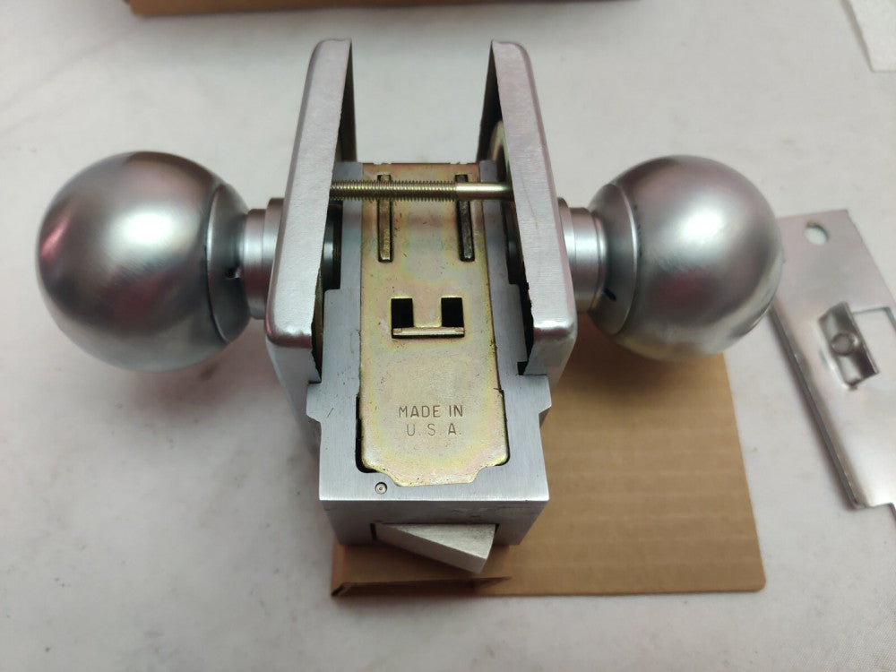 Yale 6202 CA 26D Satin Chrome Finish Knob Lock Dormitory Orb Door Install RH