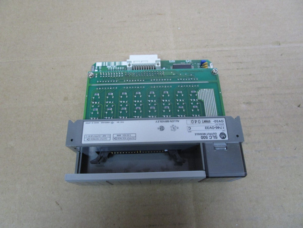 ALLEN BRADLEY SLC 500 OUTPUT MODULE 1746-0V32 SER C 1746-OV32