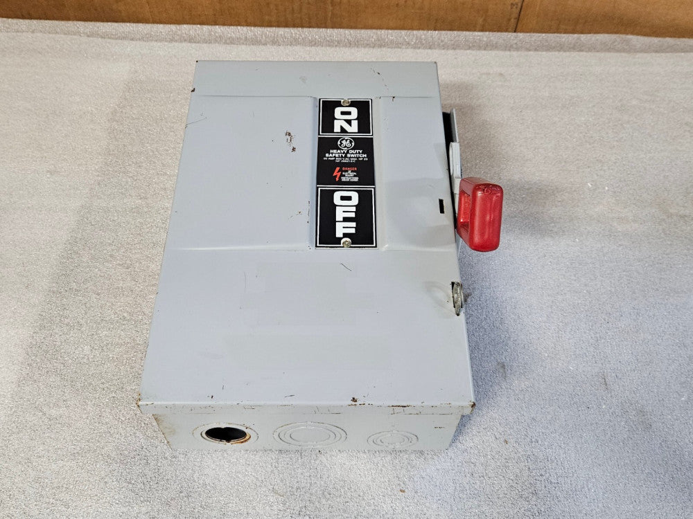 GE GENERAL ELECTRIC FUSIBLE HEAVY DUTY SAFETY SWITCH TH3361 MODEL 7 30 A  AMP