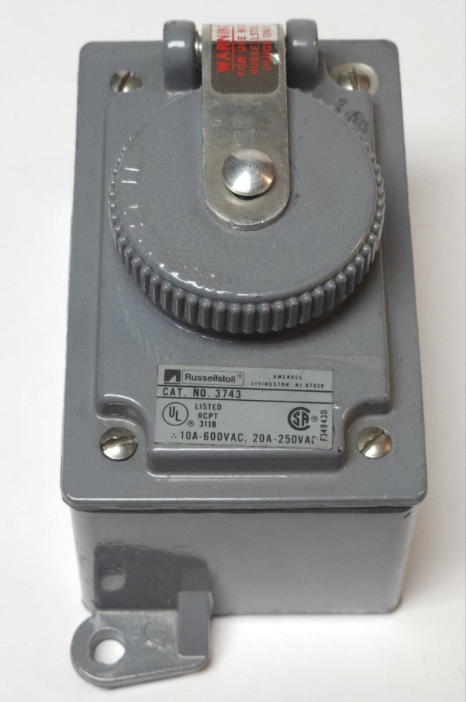 RUSSELLSTOLL 3743 Amerace R&S Receptacle 10 AMP 600 VAC 20 AMP 250 VAC