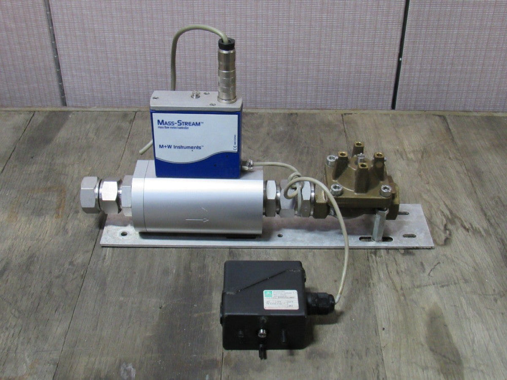 M+W INSTRUMENTS MASS STREAM MASS FLOW CONTROLLER ASSEMBLY W/ 8590202.9651 24V
