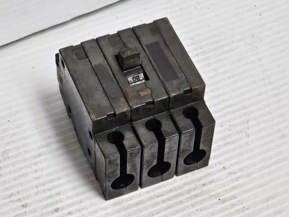 SQUARE D CIRCUIT BREAKER EHB34020 20 A AMP 3P 3 POLE 480Y/277V - DAMAGED