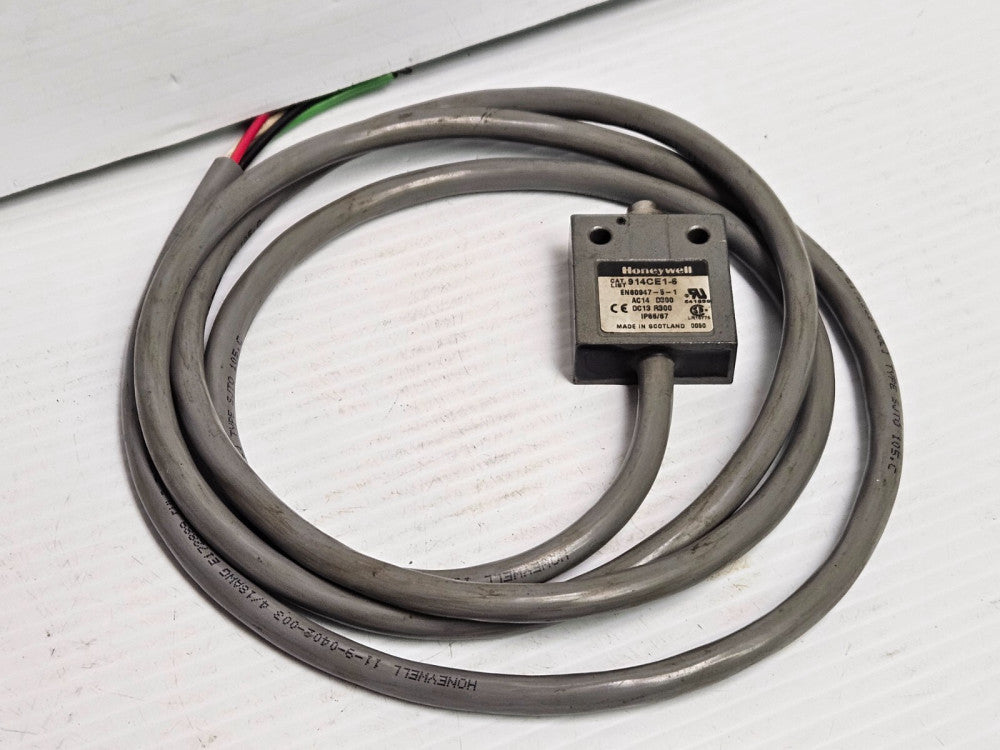 HONEYWELL PLUNGER LIMIT SWITCH 914CE1-6 - USED