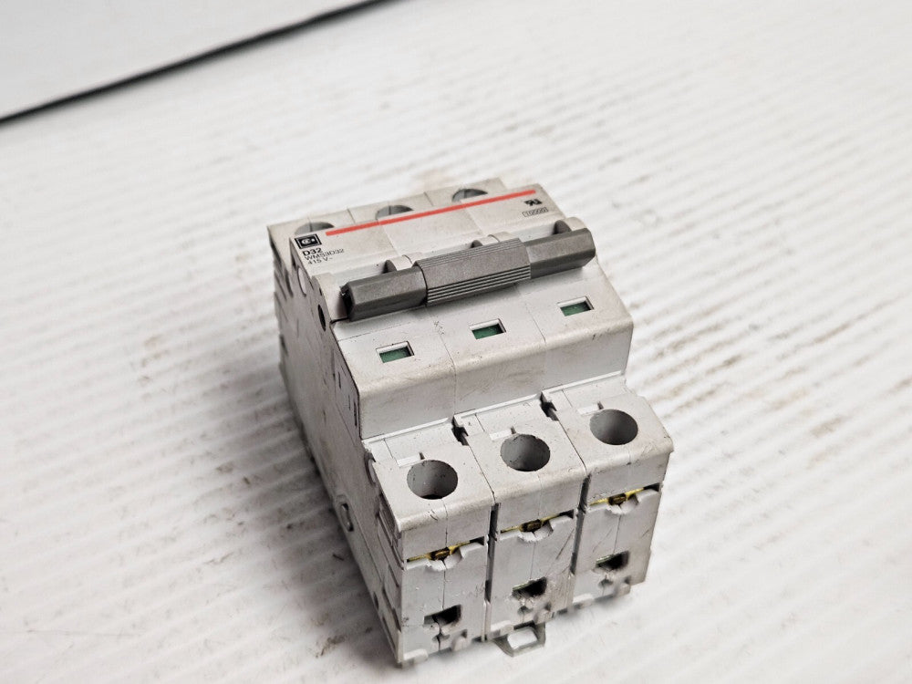 CUTLER HAMMER CIRCUIT BREAKER WMS3D32 D32 32 A AMP 3P 3 POLE 415V